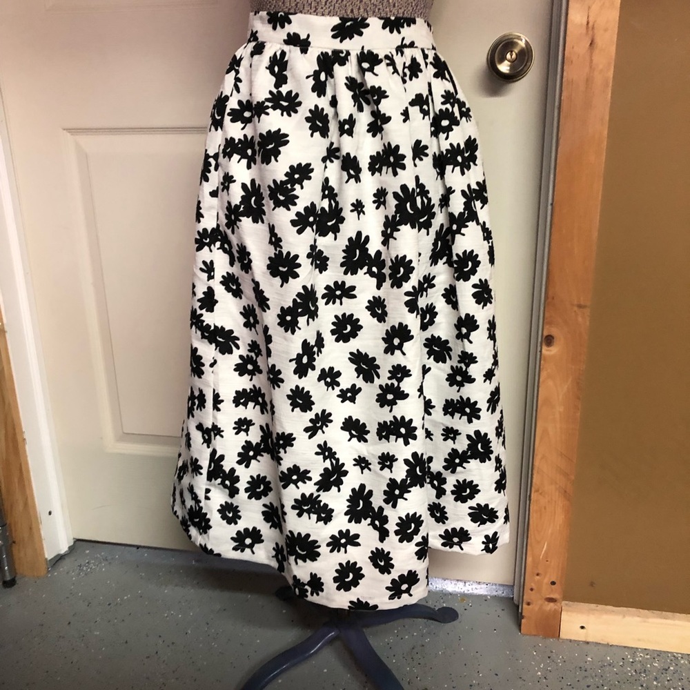 White Black Floral Midi Skirt Lined w Pockets NEW